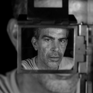 Imagen del director de la película el ladrón de los guantes blancos.